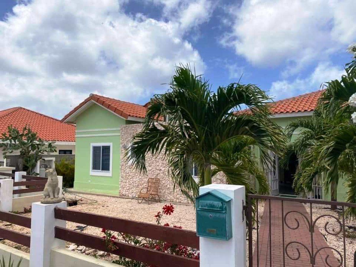3 Bedroom Vacation Home with Pool and Private Bar in Hanenberg, Montaña, Curaçao — photo 1