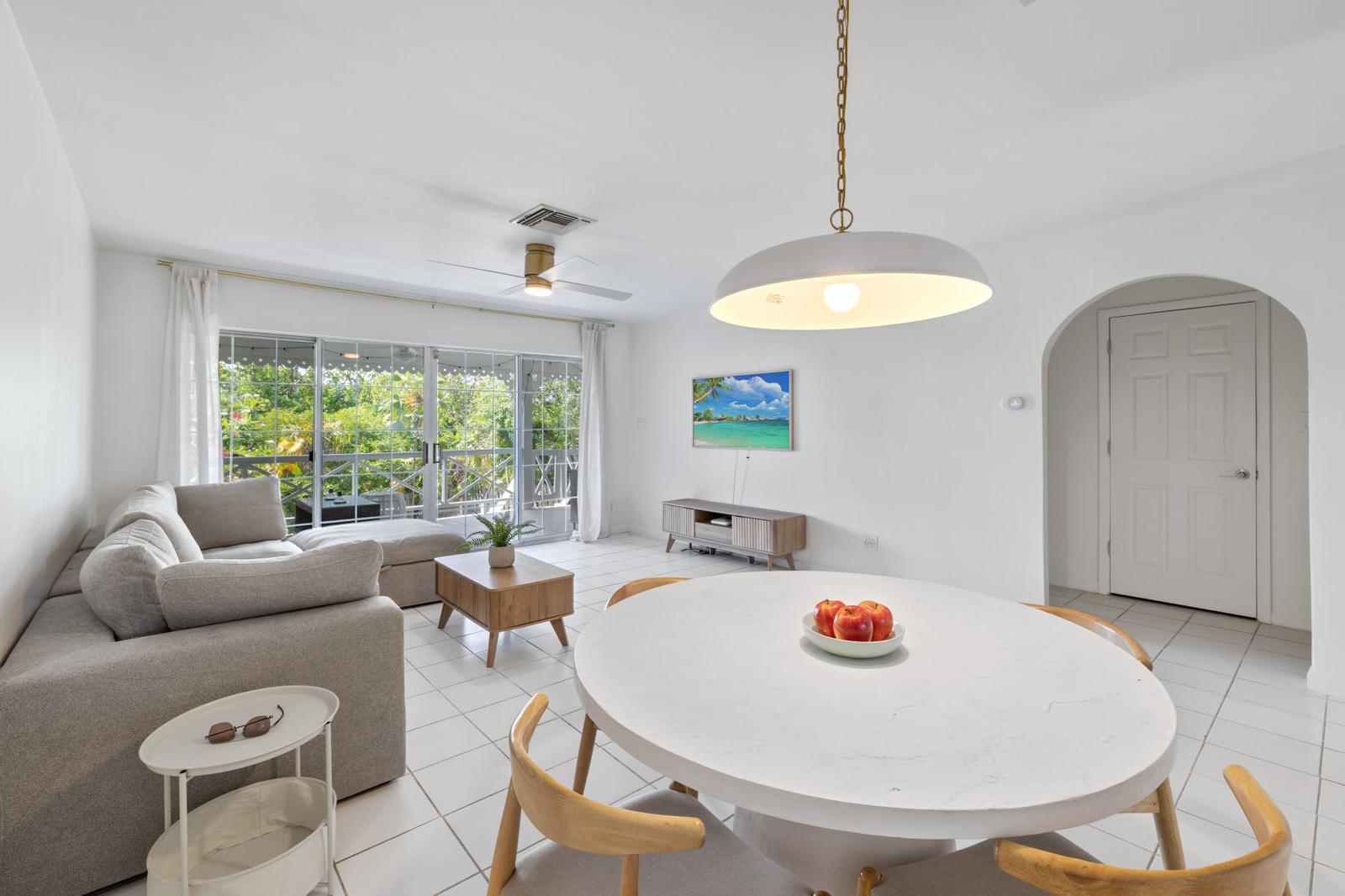 Townhouse on JUNE PLUM ROAD, The Bight, Providenciales, Turks and Caicos Islands — photo 2