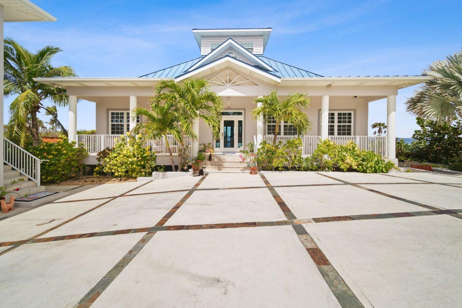 7-bedroom oceanfront house in East End, Grand Cayman — photo 2