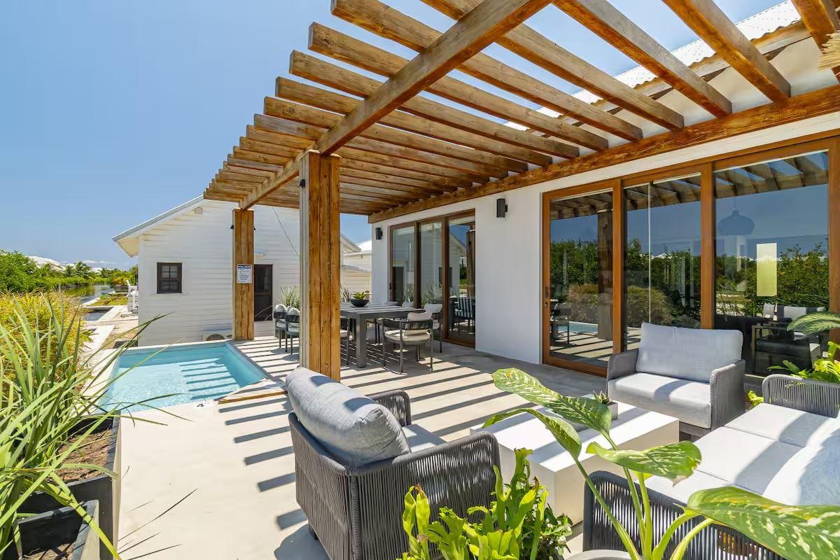 4-Bedroom Canal-Front Villa with Guest Casita & Pool in San Pedro — photo 1