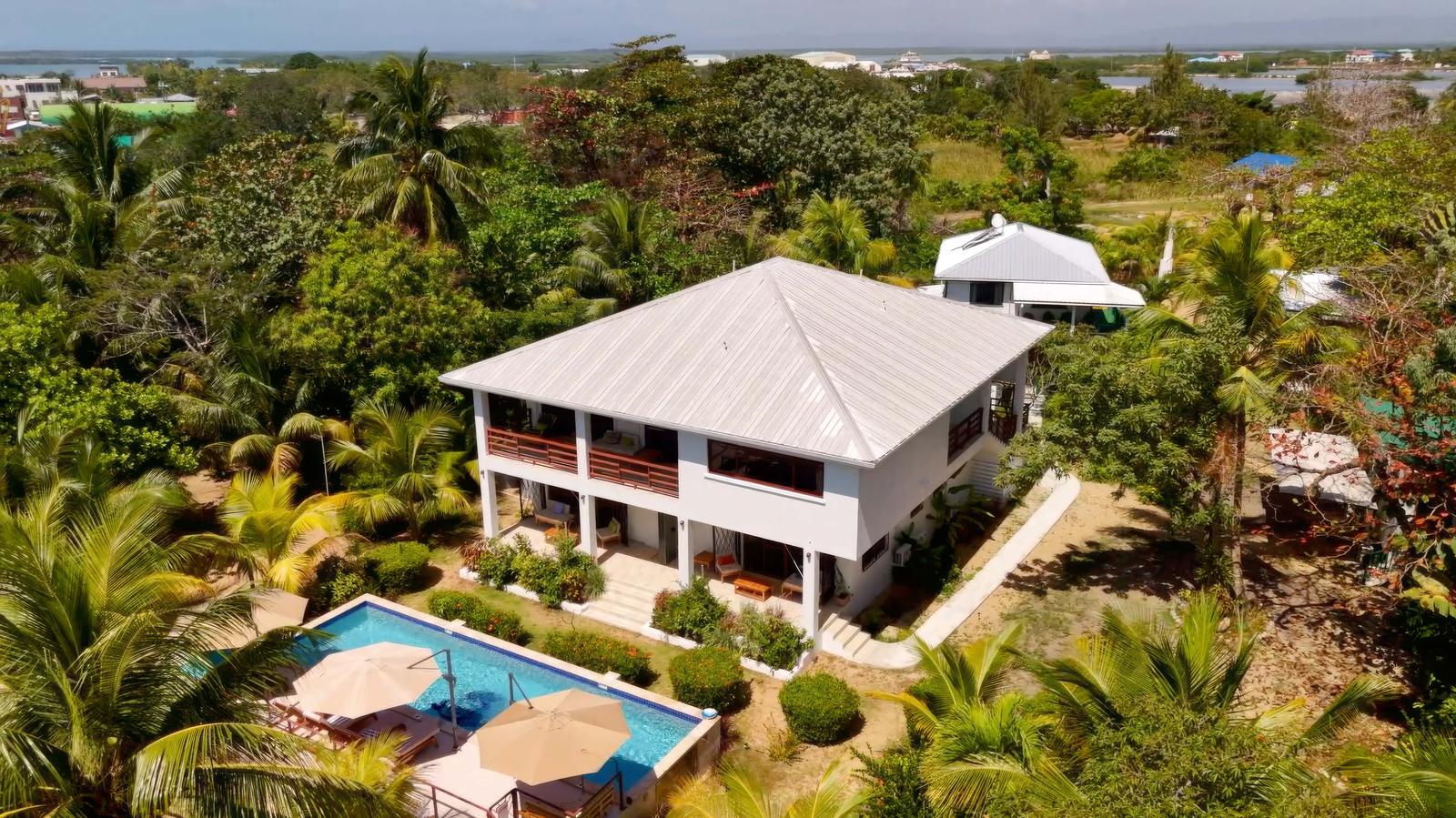 4-bedroom beachfront villa in Placencia, Belize — photo 1