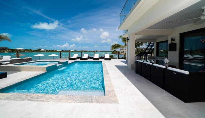 Beachfront Exquisite 4BR Horizon Villa — photo 2