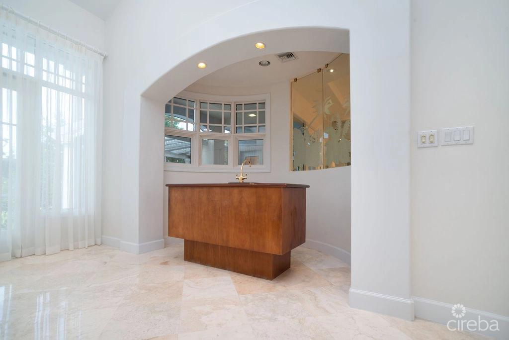4 bedroom property for sale — Must See Britannia Kings Court Totally Renovated Townhome. — photo 4