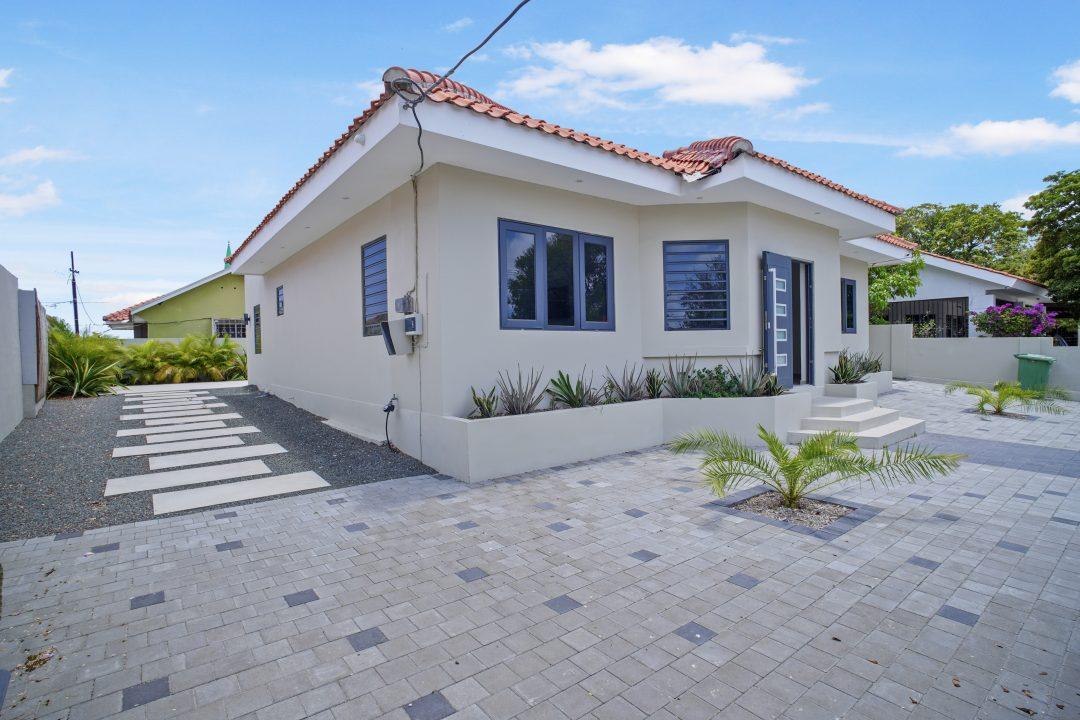 Luxury Renovated Villa for Rent in Otrobanda — photo 1