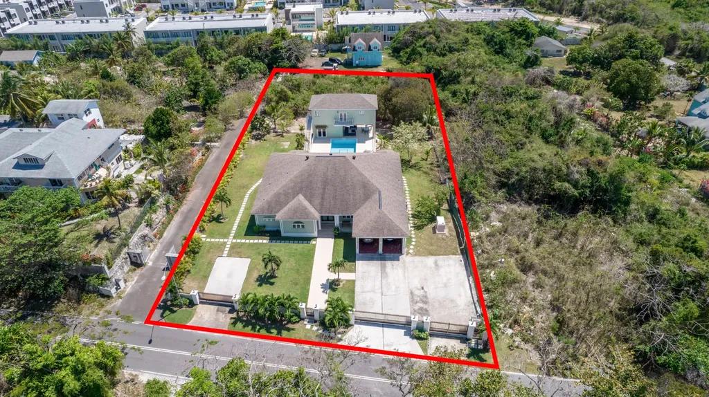 8-bedroom villa in Paradise Island with beach access — photo 1