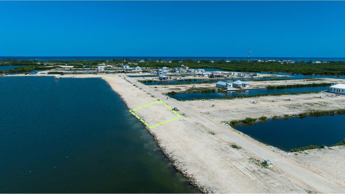 Premium Bayfront Property in Mahogany Bay — photo 2