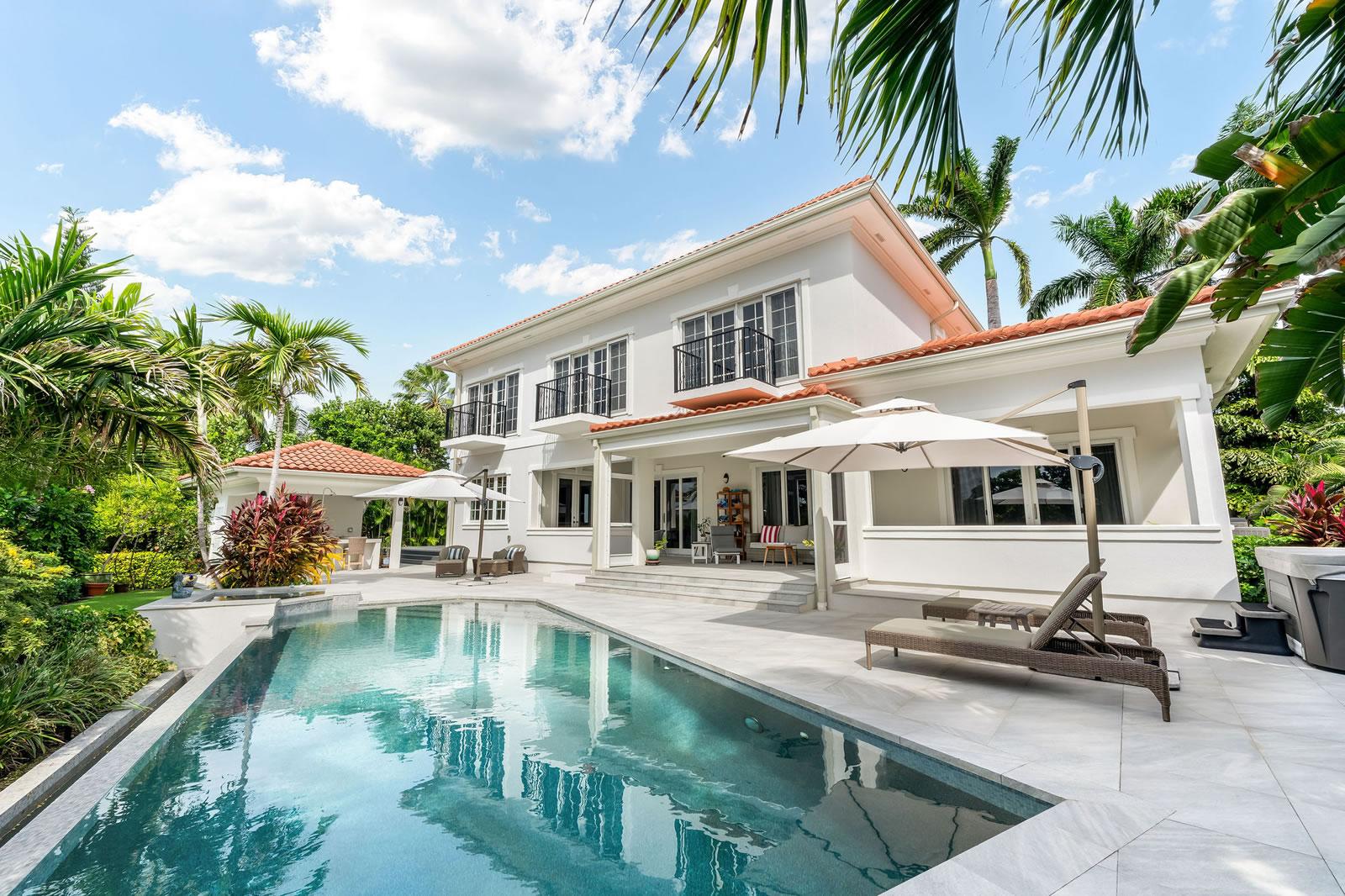4 Bedroom Canal-Front Villa for Sale, Vista del Mar, Seven Mile Beach Corridor, Grand Cayman — photo 1