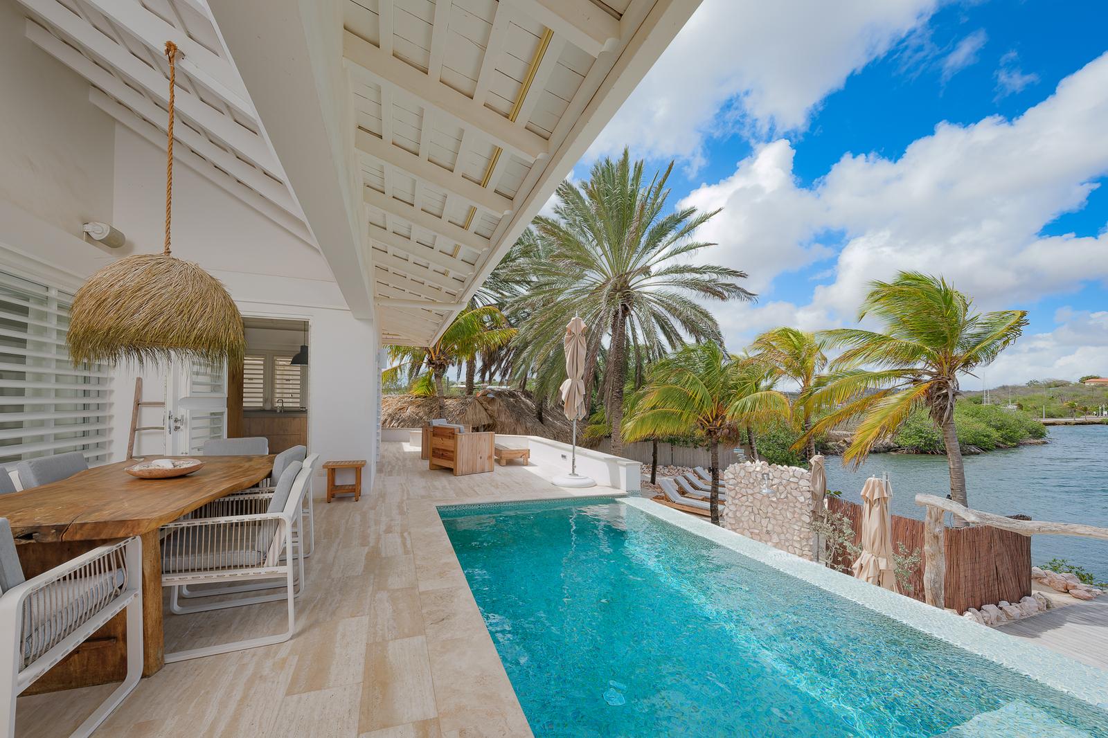 4-bedroom waterfront villa in Brakkeput Ariba, Spanish Water — photo 3
