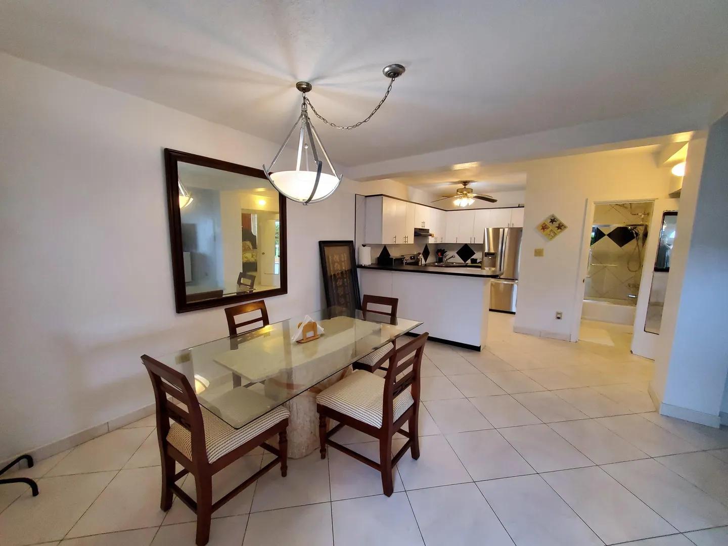 Spacious apartment with A/C on the quiet west end. Perfect for a pilot or commuter. — photo 4