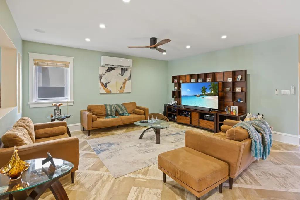 5-bedroom home in Saffron Hill — photo 4