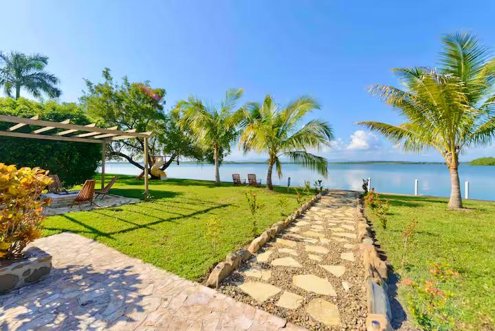 Placencia Waterfront Villa with Resort Access — photo 2