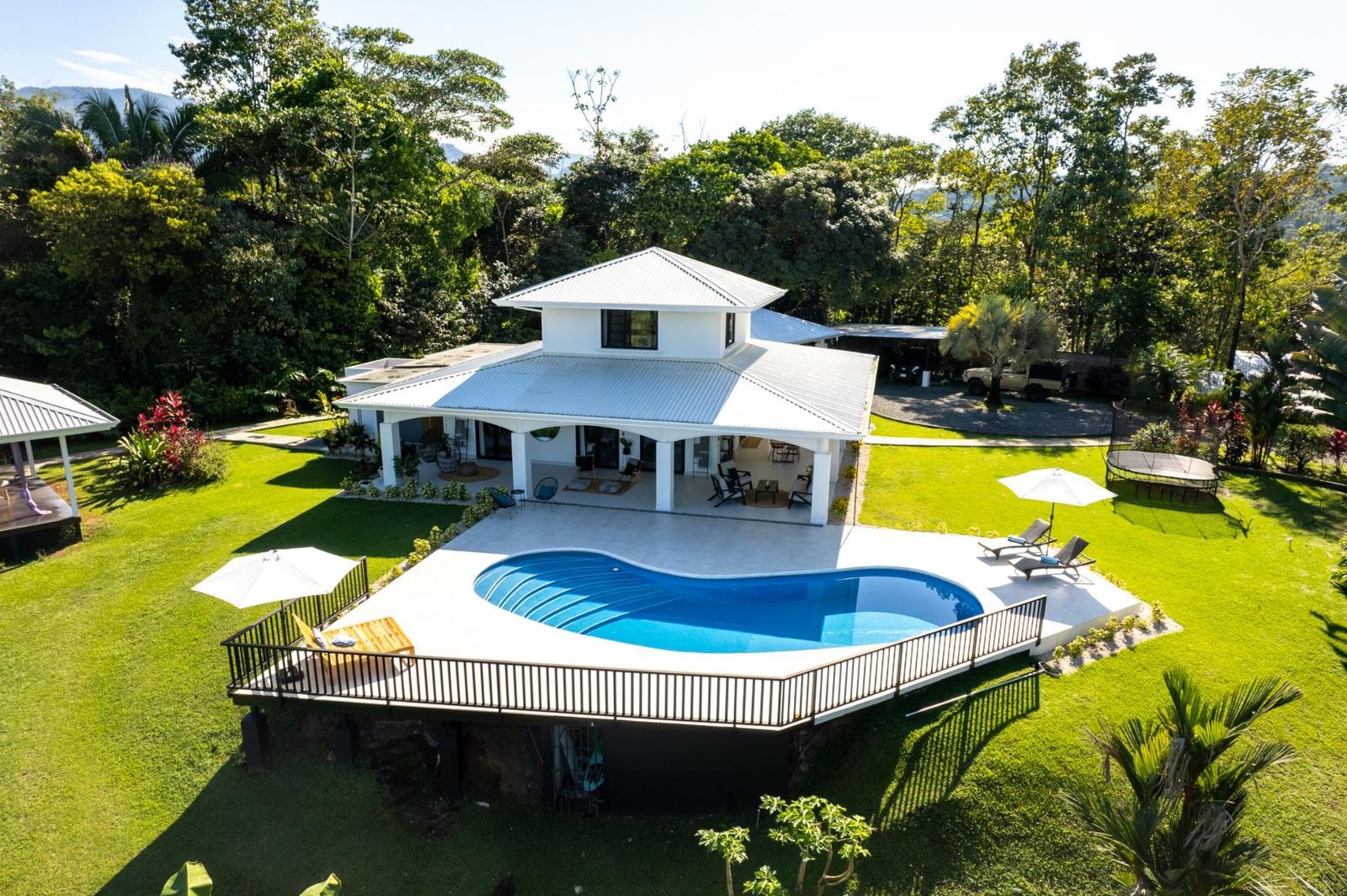 4 Bedroom Luxury Home for Sale in Ojochal, Puntarenas, Costa Rica — photo 1