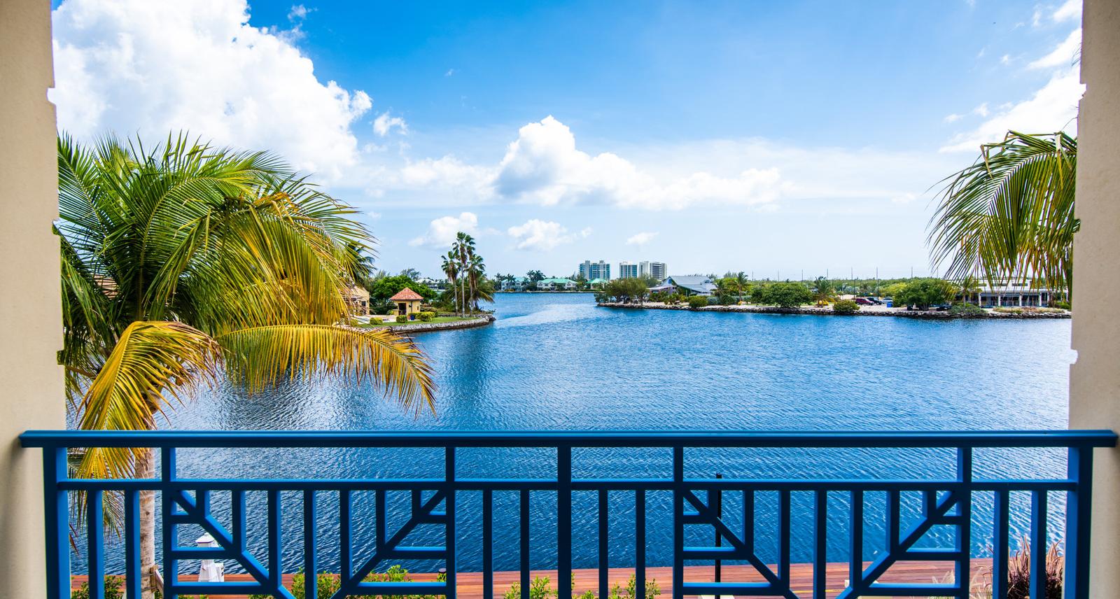 4-bedroom apartment in West Bay Beach North, Cayman Islands — photo 1