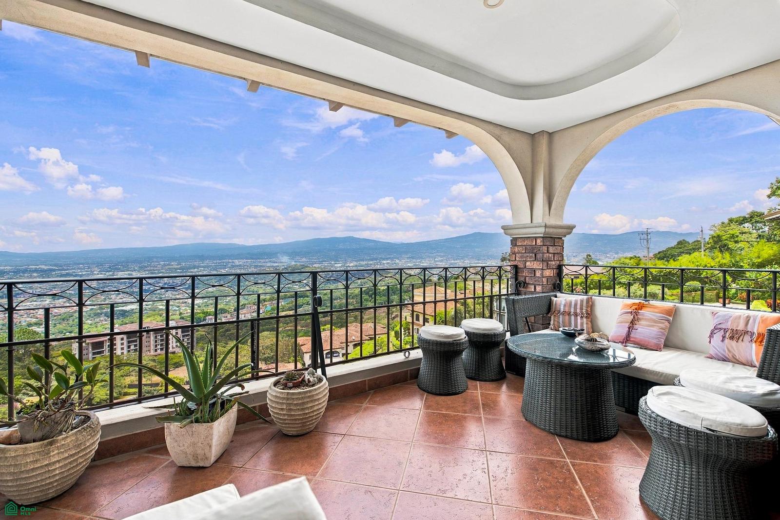 4-bedroom penthouse in Altos de Monasterio, Santa Ana — photo 1