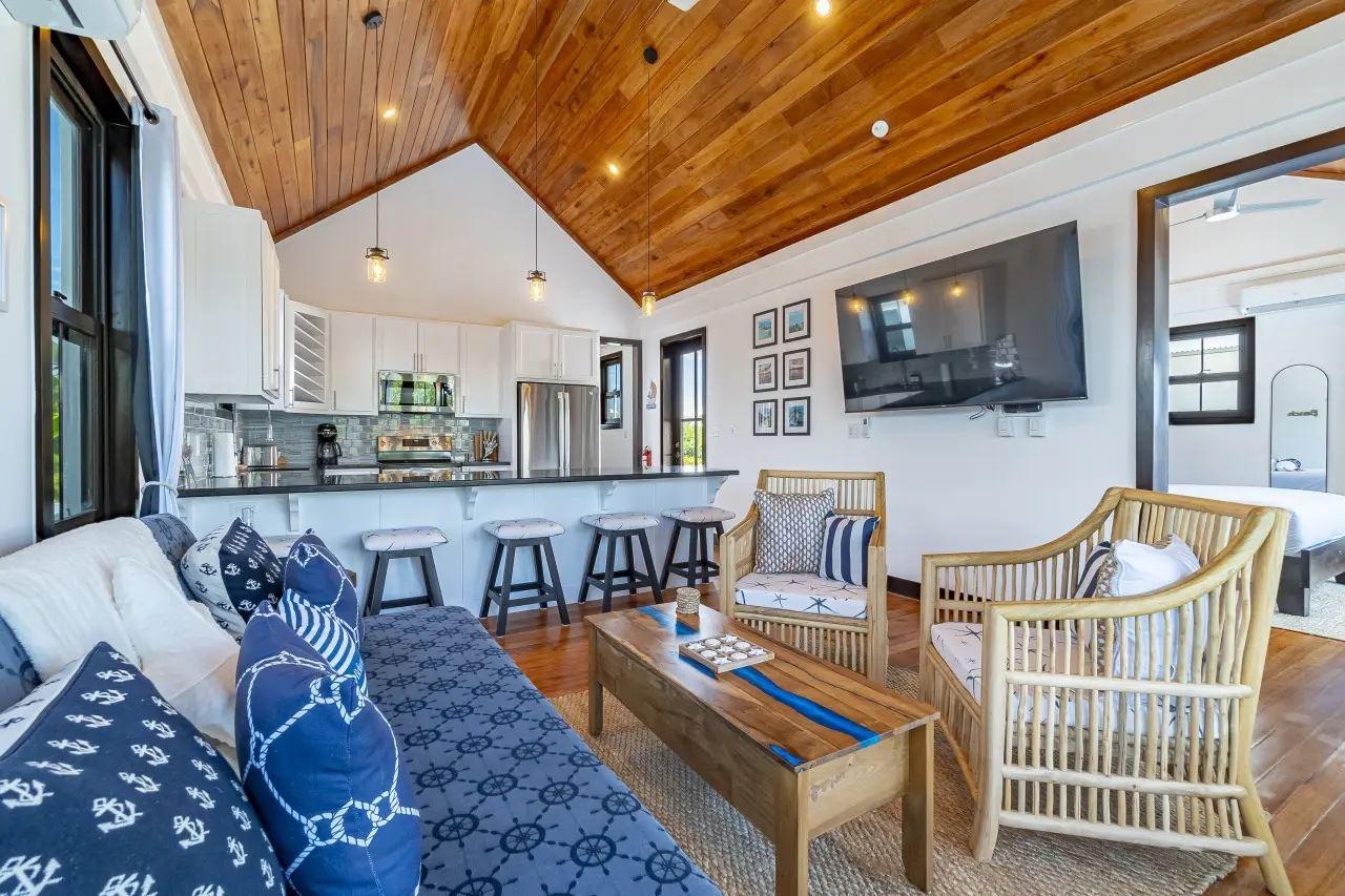 2 Bedroom Waterfront House with Pool & Hot Tub in San Pedro — photo 2