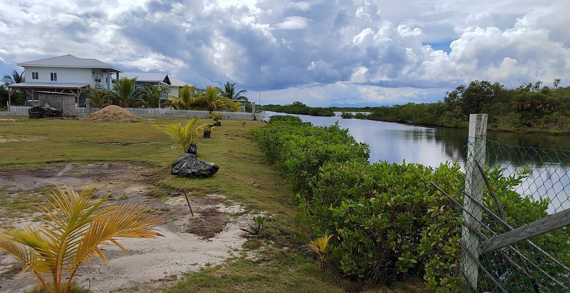 4-bedroom house in Vista Cove, Placencia (canal front) — photo 5