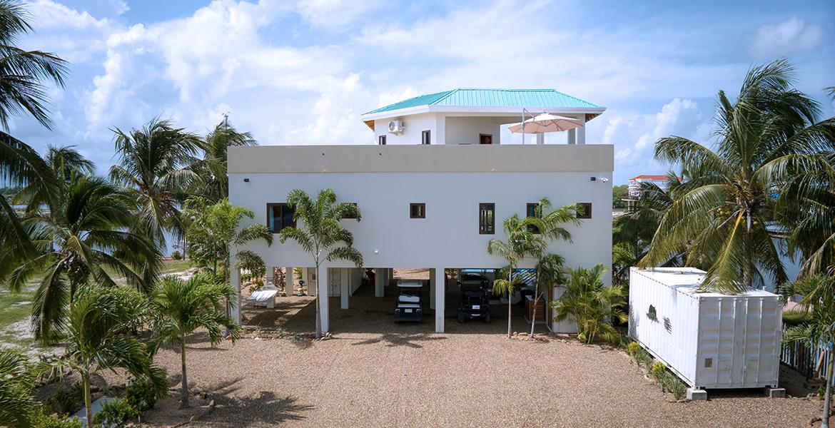 3-Bedroom Luxury Waterfront Home with Panoramic Views — photo 5