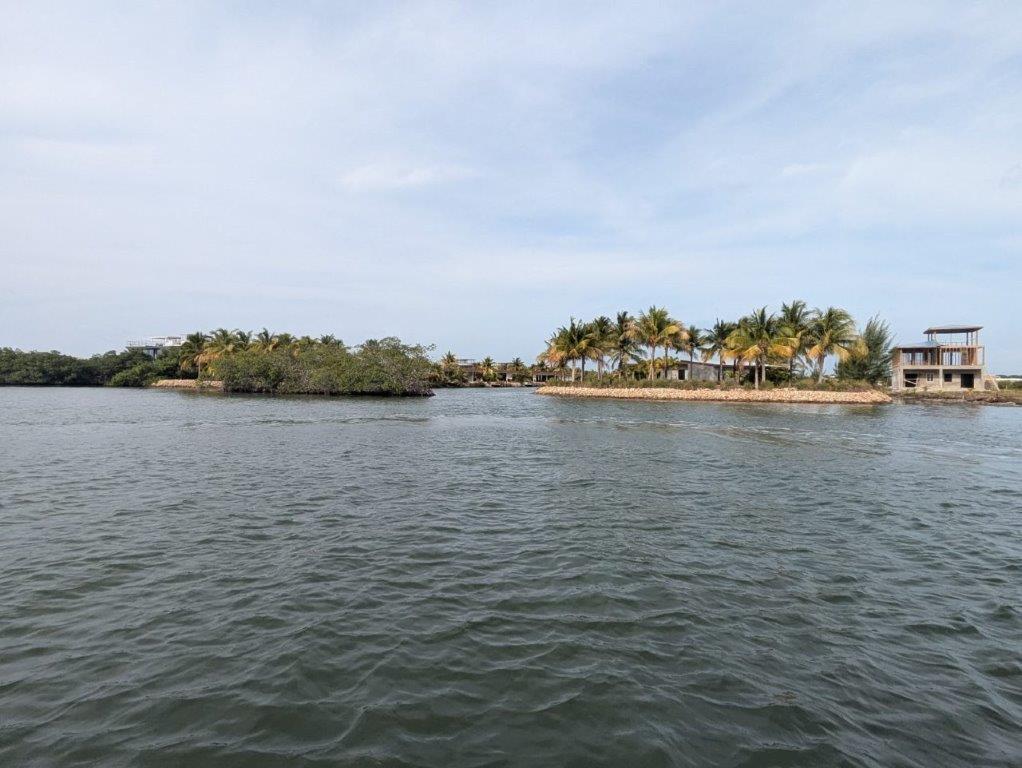 Waterfront land, 62 x 145 ft (approx. 835 m²) in Vista Cove, Placencia — photo 2
