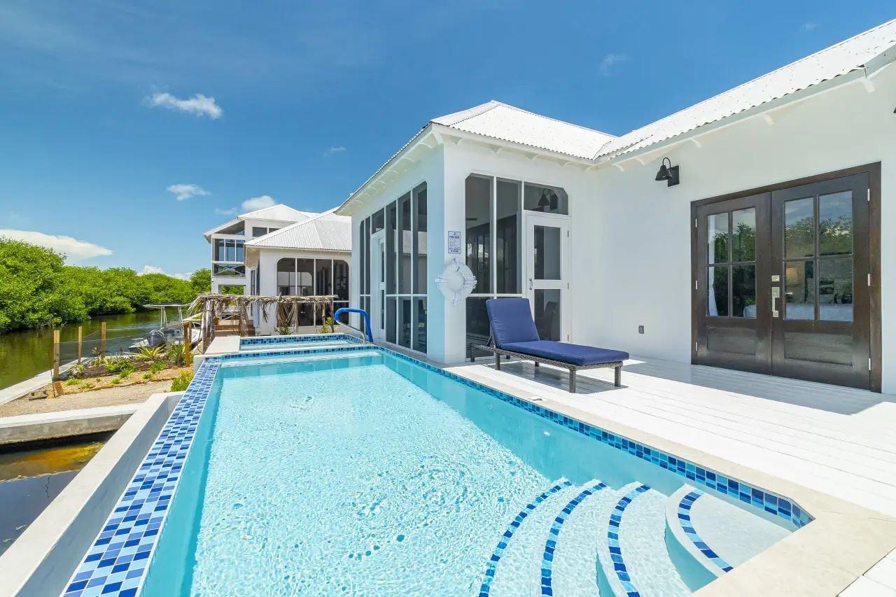 2 Bedroom Waterfront House with Pool & Hot Tub in San Pedro — photo 1