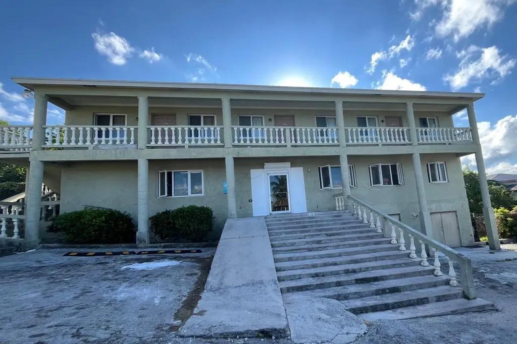 Mixed-use investment property in James Cistern, Eleuthera — photo 1