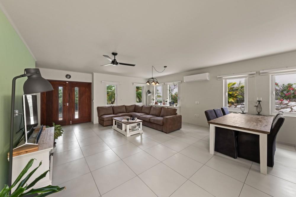 Sun Valley - Modern Detached Home with Garage on Spacious Lot — photo 4
