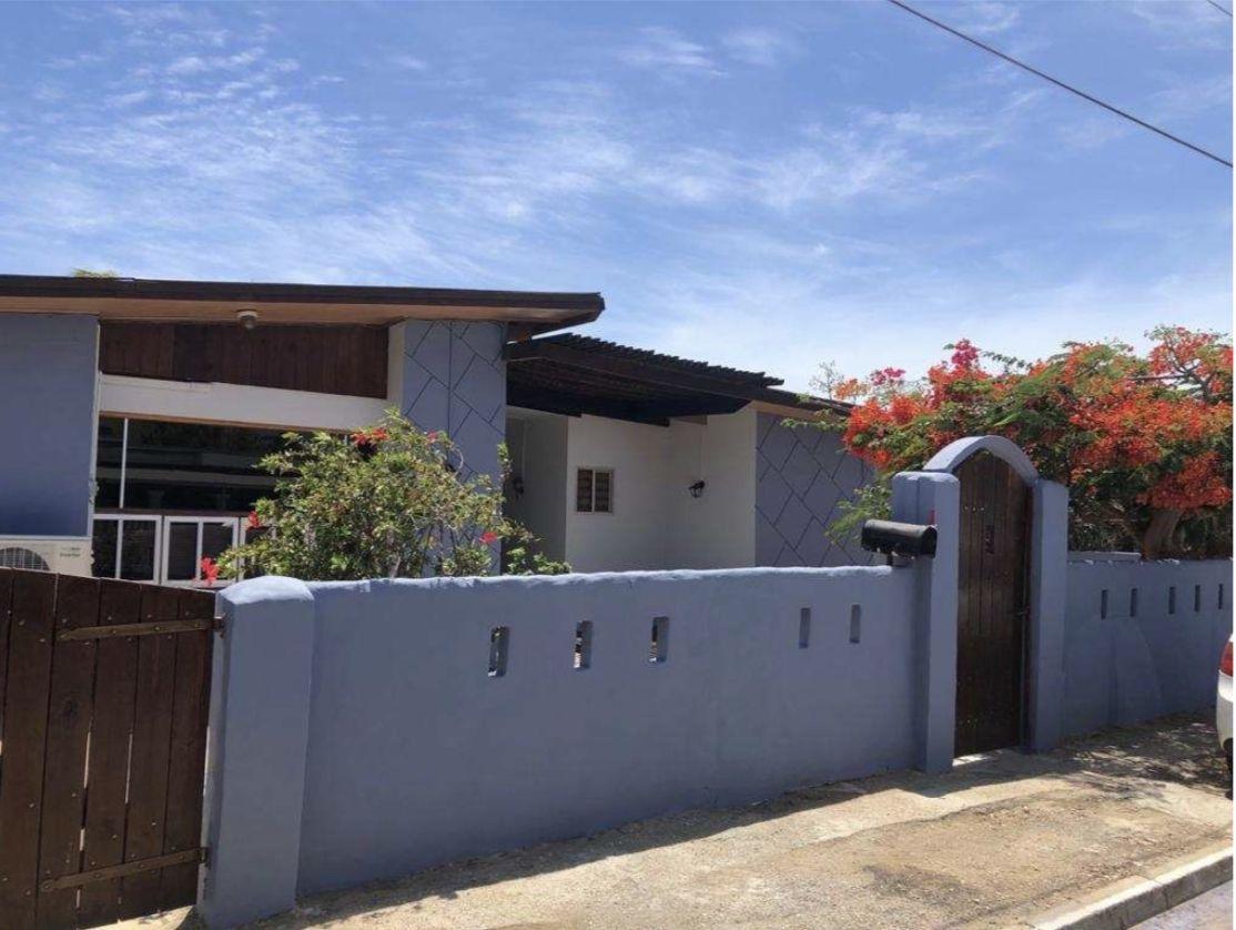 5-bedroom house in Oranjestad, Aruba, fixer-up — photo 1