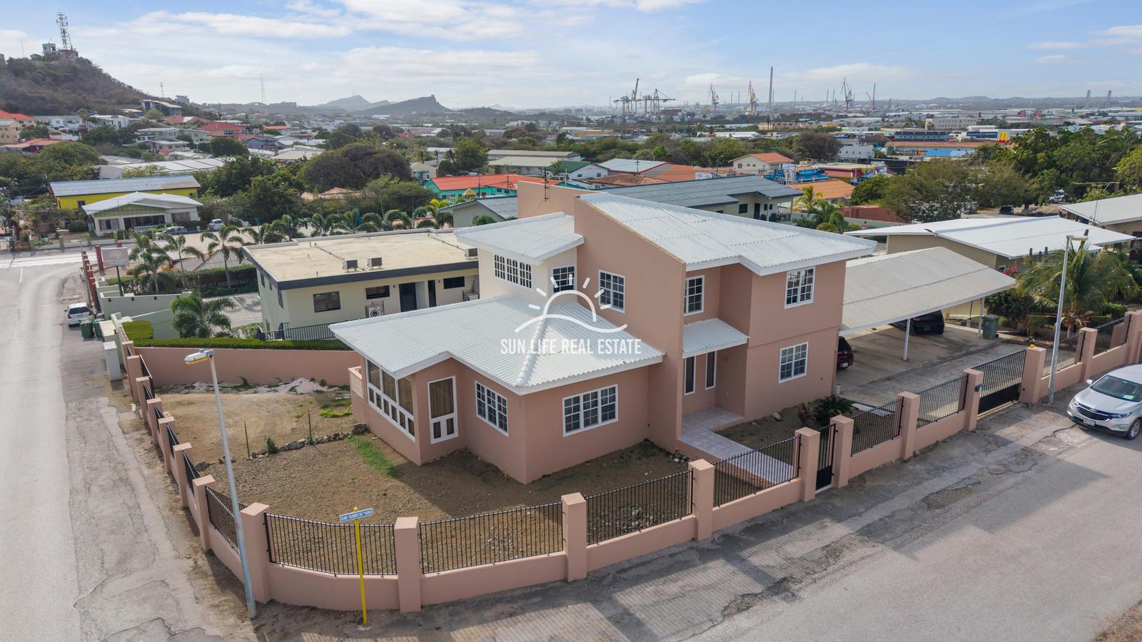 Traditional 4-Bedroom House with Apartment for Sale in Saliña Harbor View — photo 1