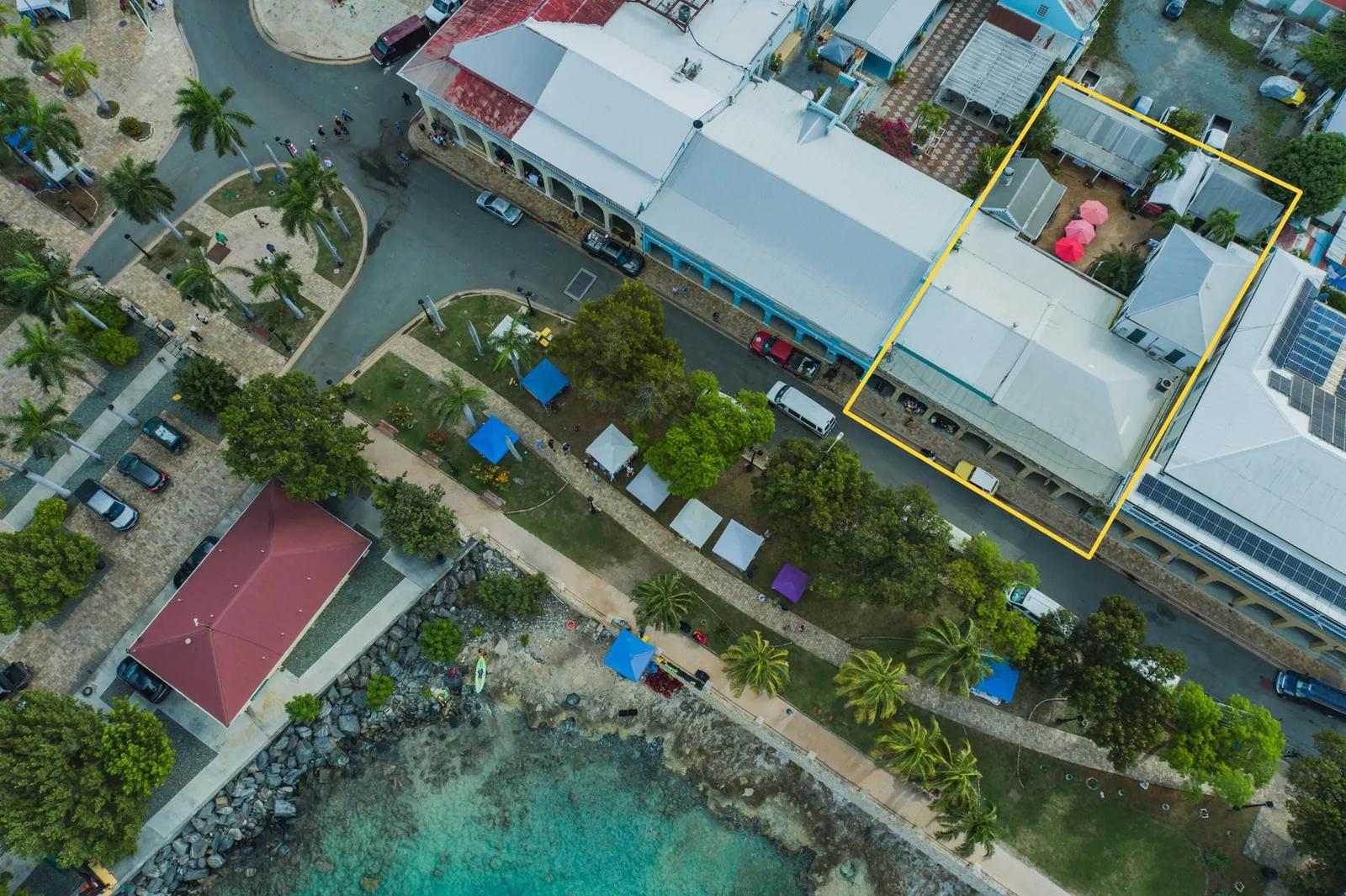 Mixed-use commercial building with 5 income suites in Frederiksted — photo 2