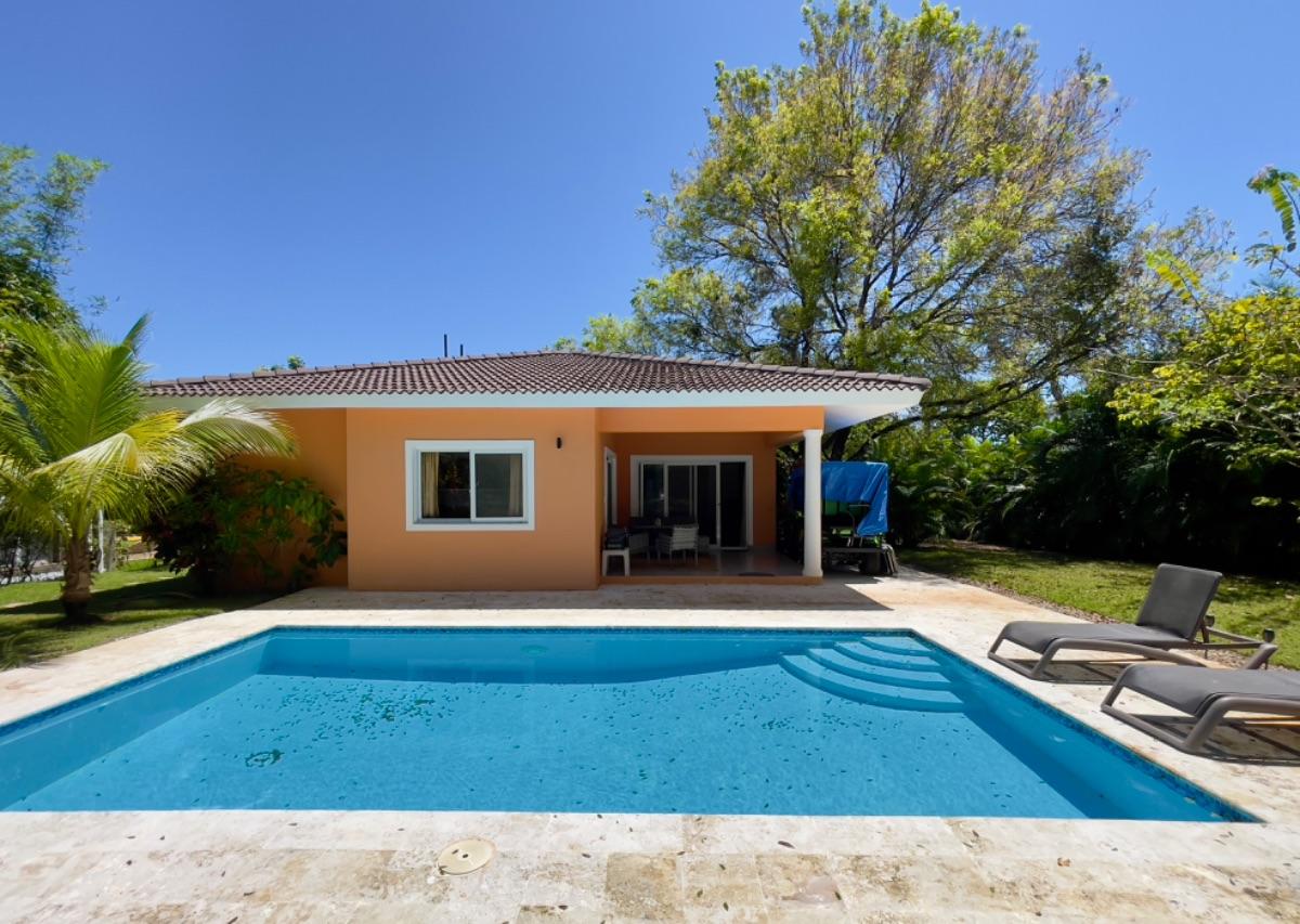 Charming Single-Level Villa with Pool | Gated Community Living — photo 2