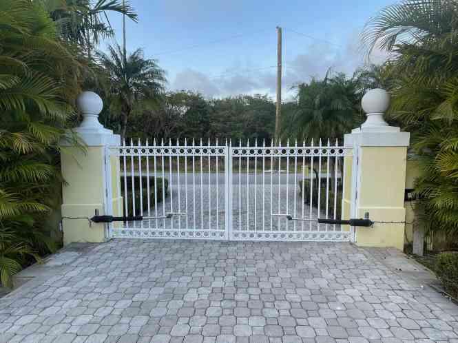 5 Bed | 4 Bath House for Sale in Bahamas — photo 1