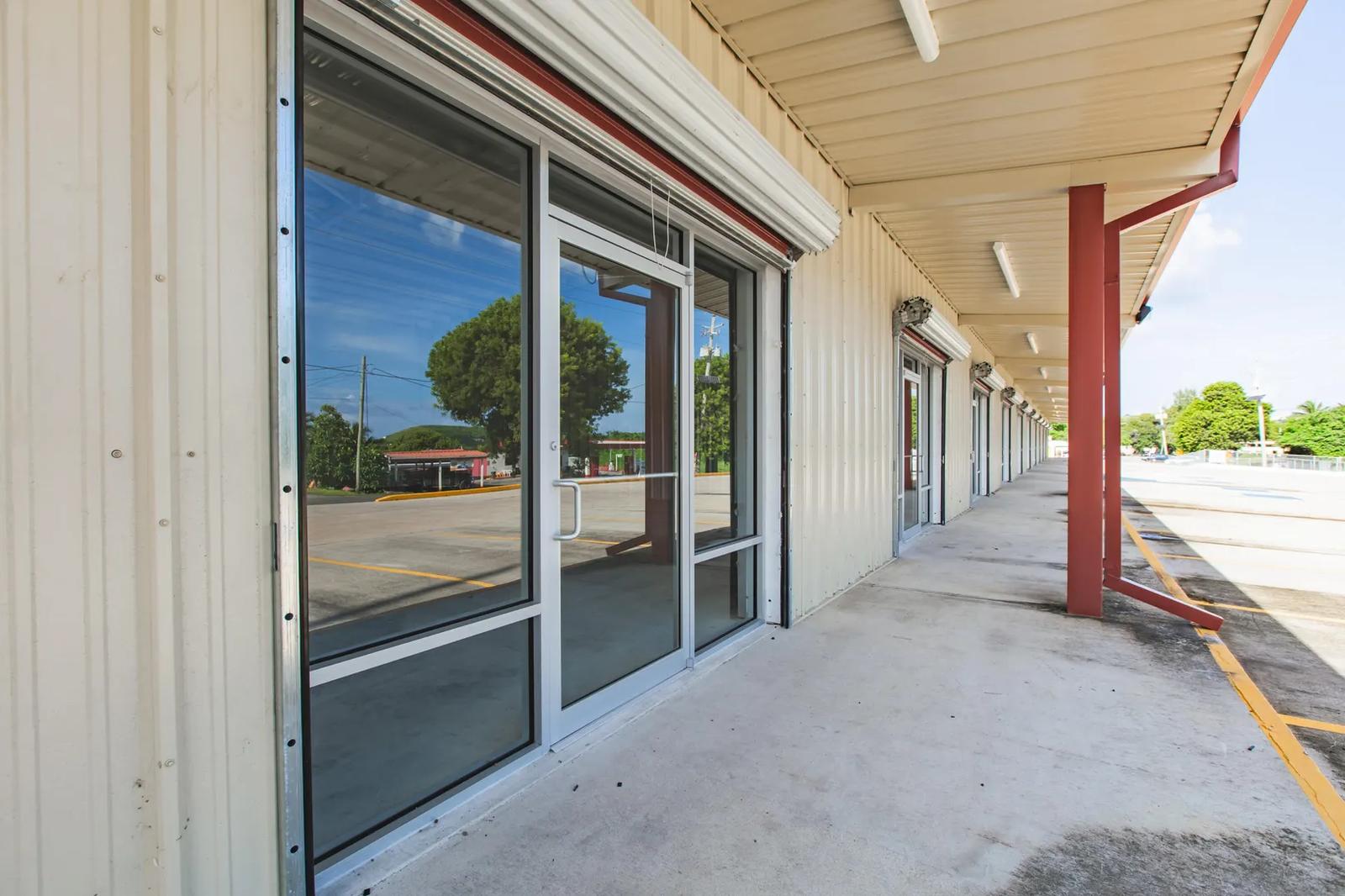 1,000 sqft commercial unit on North Shore Road, La Grande Princesse — photo 2
