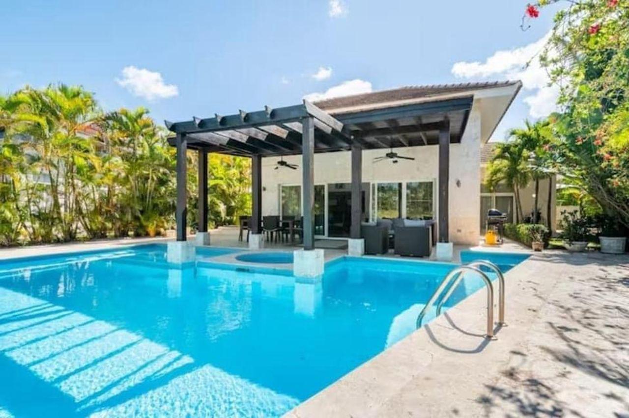 Beautiful And Spacious Villa Overlooking The Golf Course in Bavaro — photo 3