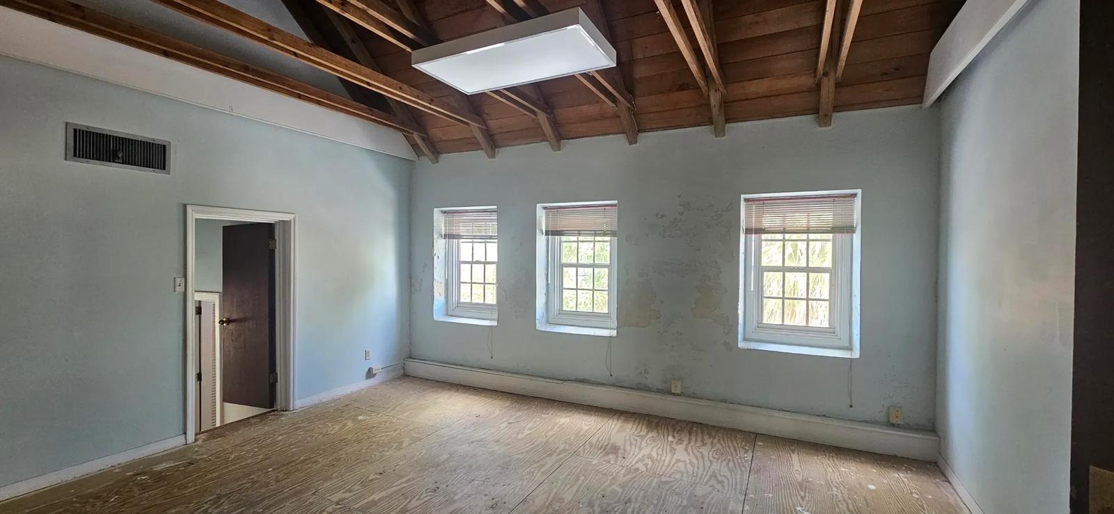 Large office space for lease in Christiansted, St Croix — photo 1