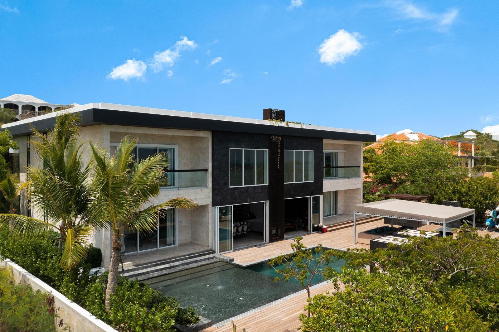 10‑bedroom single family home in Providenciales — photo 1