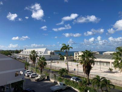 2-bedroom apartment in Baie Nettle with sea view — photo 1