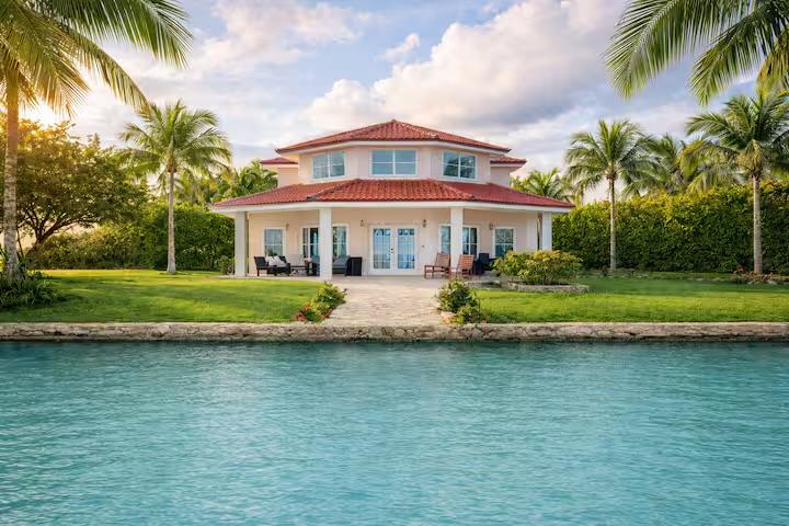 Placencia Waterfront Villa with Resort Access — photo 1