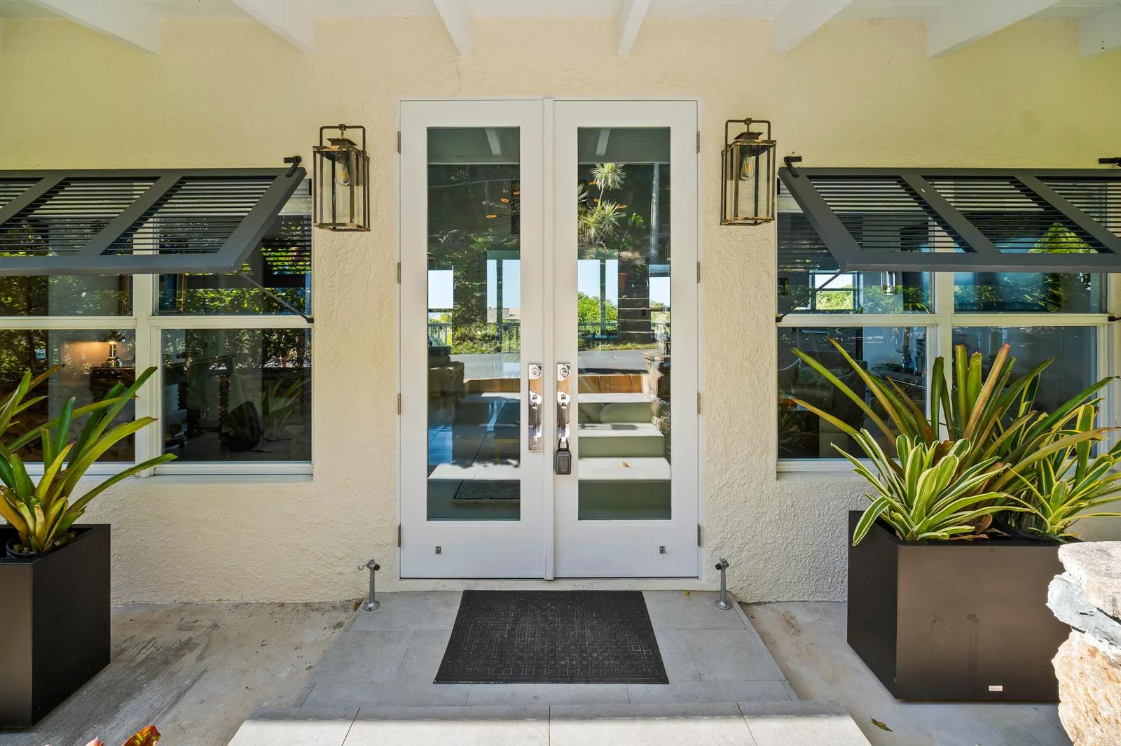 Luxury Living -- Flexible Multi-Unit Estate — photo 1