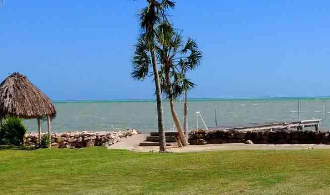 Waterfront Home Plus Private Guesthouse in Consejo Shores — photo 3