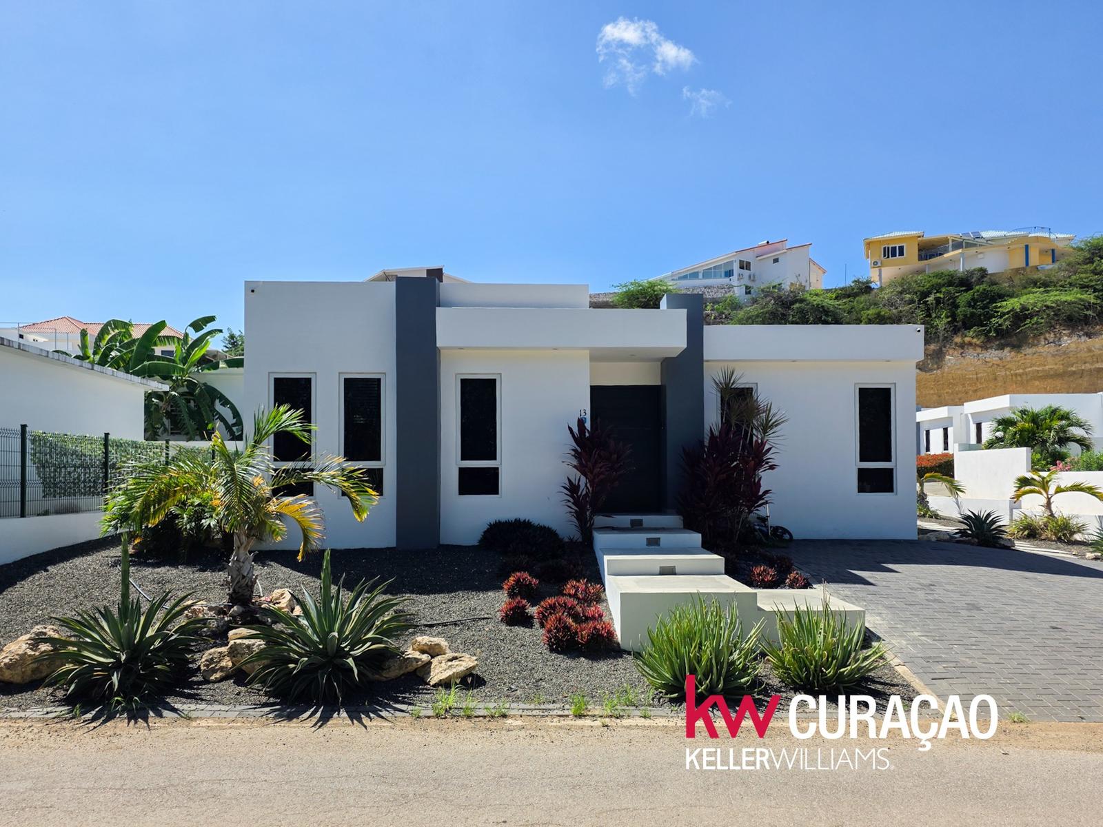 3 bedroom home for sale — photo 1