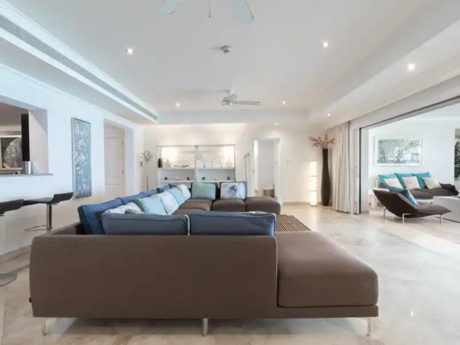 3-bedroom beachfront apartment in Sandy Cove, Paynes Bay, Barbados — photo 3
