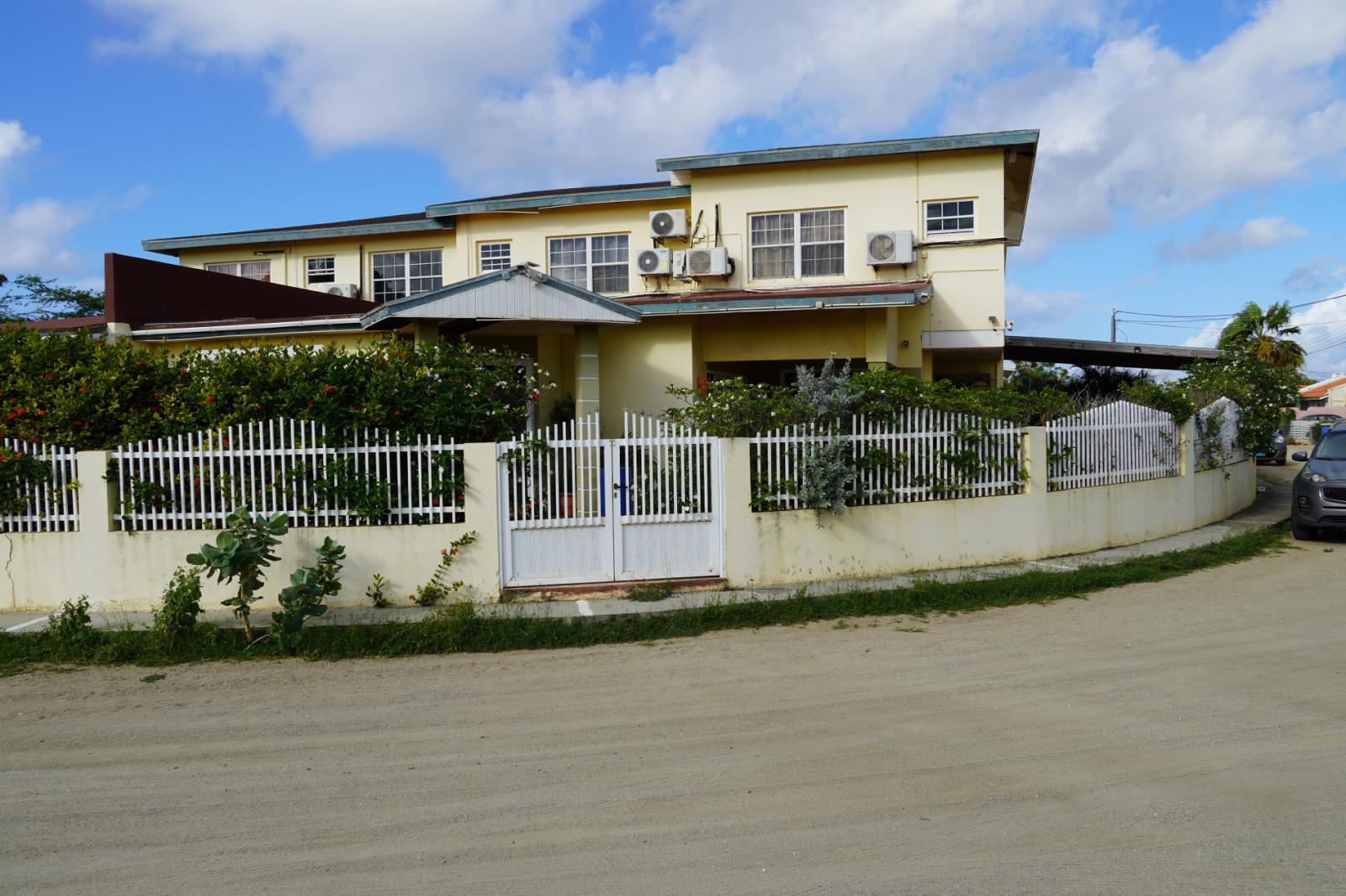 11-bedroom house in Pos Chikito, Aruba with 5 apartments — photo 1
