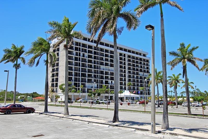312 LUCAYAN TOWERS NORTH — photo 2
