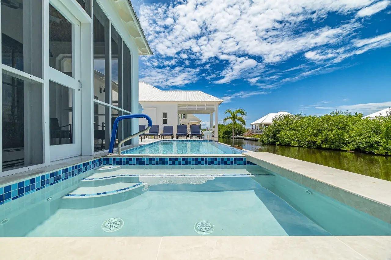 2 Bedroom Waterfront House with Pool & Hot Tub in San Pedro — photo 3