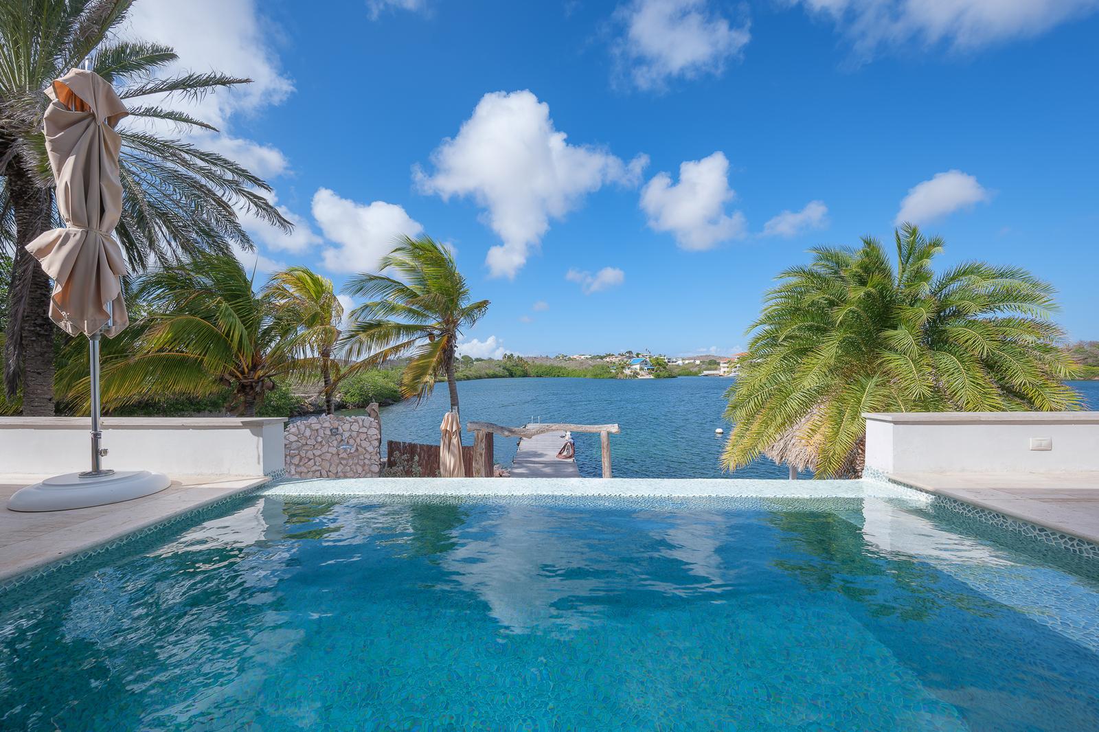 4-bedroom waterfront villa in Brakkeput Ariba, Spanish Water — photo 2