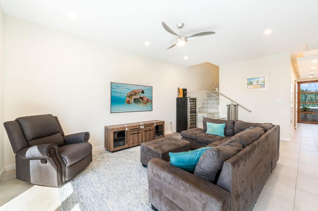3-bedroom apartment in Grand Harbour, Grand Cayman with dock — photo 5