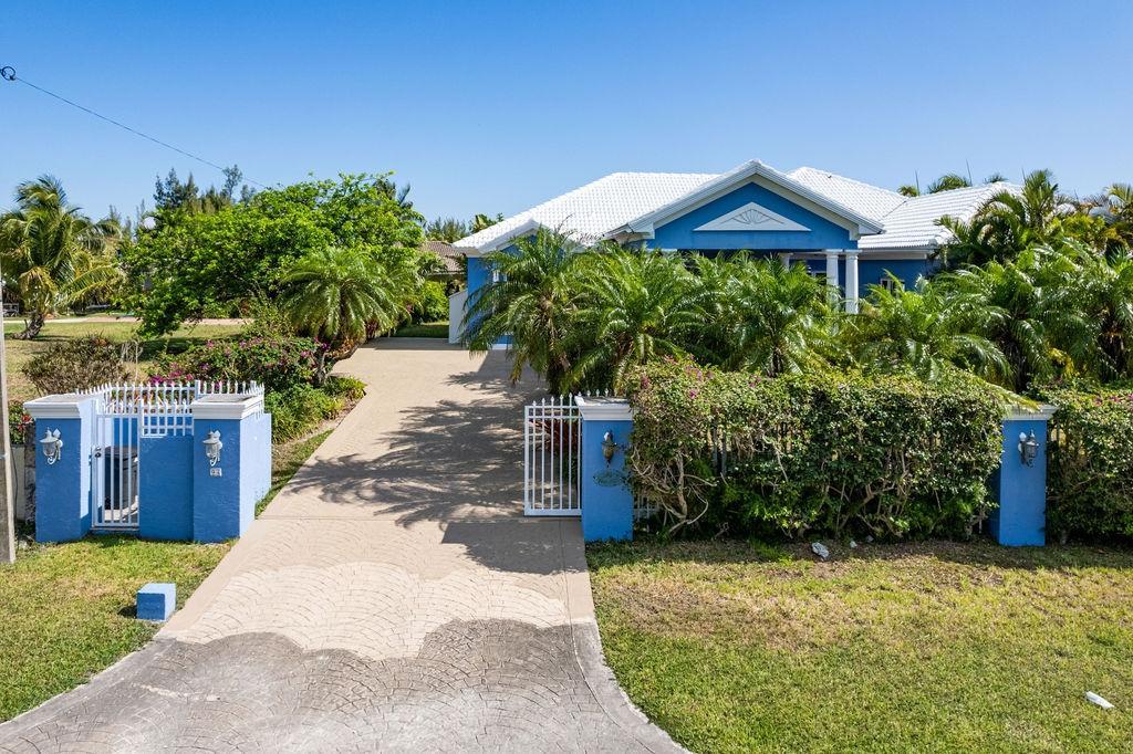 4 bedroom Residence for sale on PINTA AVE in Grand Bahama, The Bahamas — photo 3