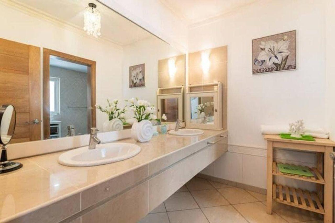 Beautiful And Spacious Villa Overlooking The Golf Course in Bavaro — photo 4