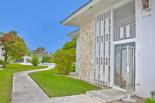 Popular Apartment Complex and vacant multi-family zoned land in superb location — photo 4