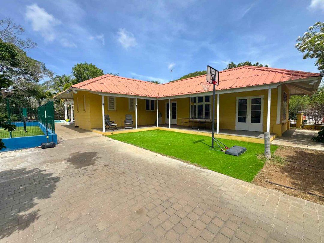 Spacious tropical villa with guest studio in Julianadorp — photo 2