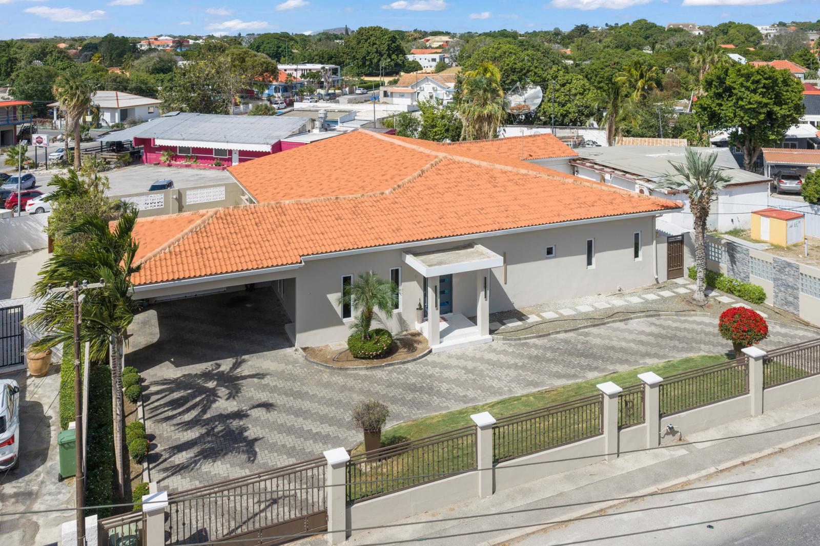 Central Living in Curaçao: stylish family residence with endless possibilities — photo 1
